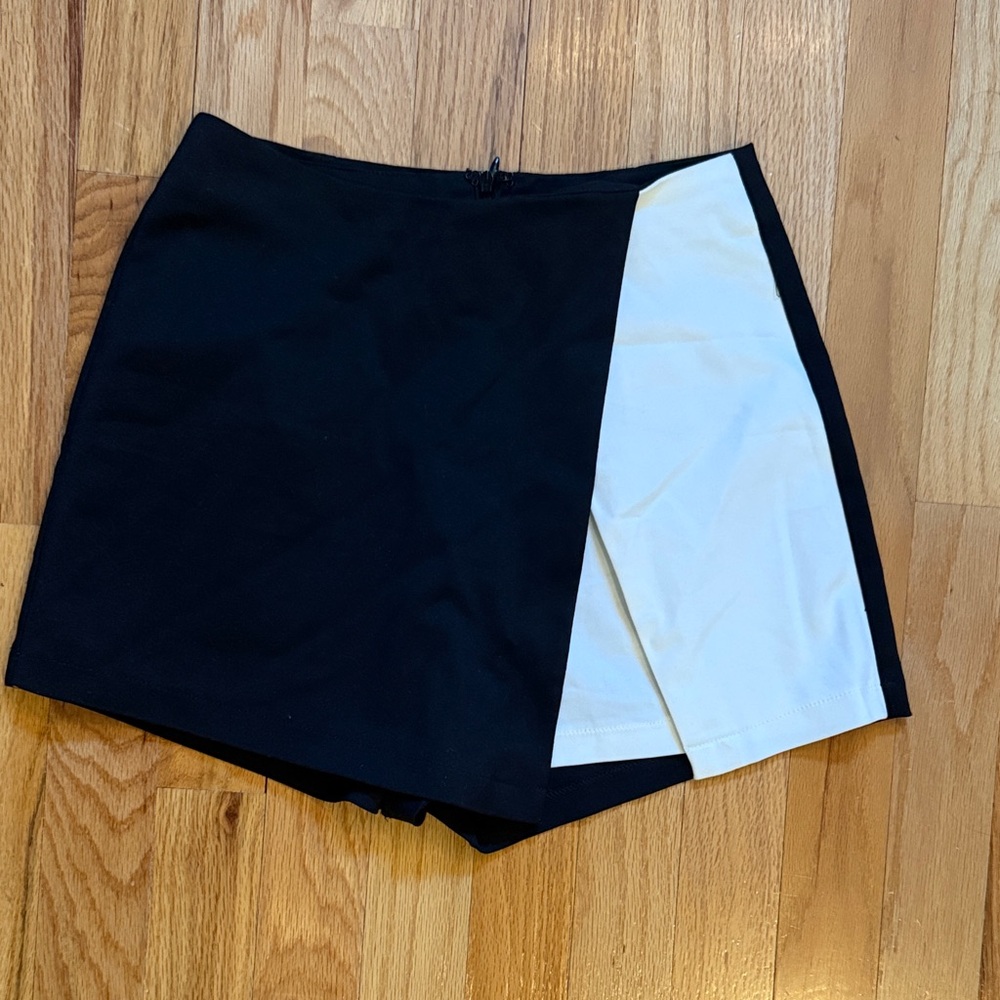 Superdown Black and White Mini Skort ( Build in Shorts)